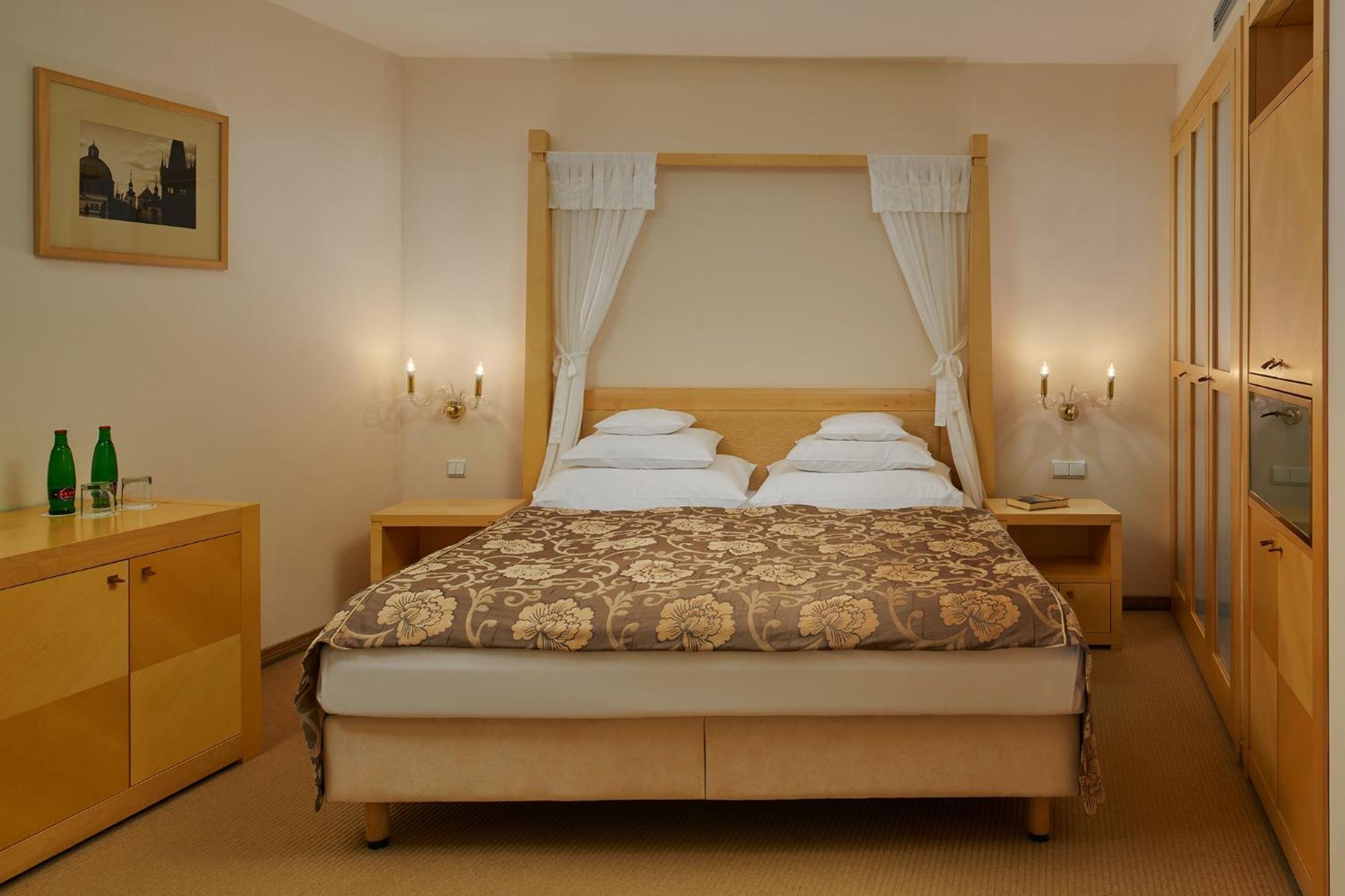 Standard Double Room with Atrium View,1433866657:JPEG